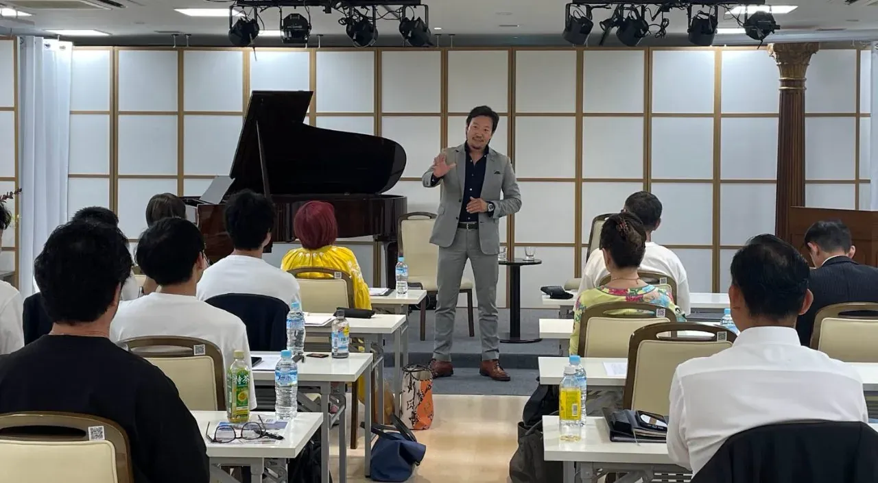 会場で講師の話を聴く参加者