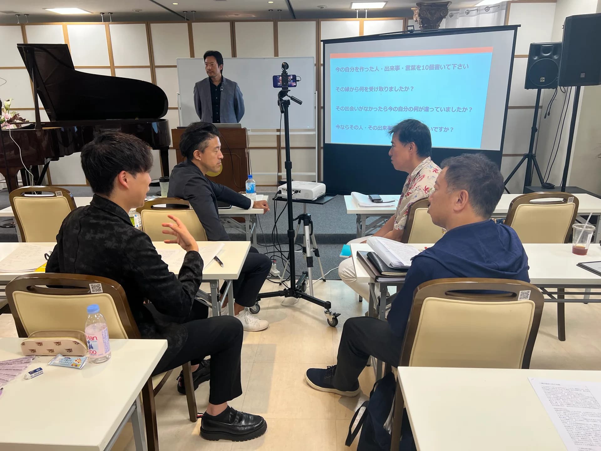 講義の問いを受けて話し合う参加者