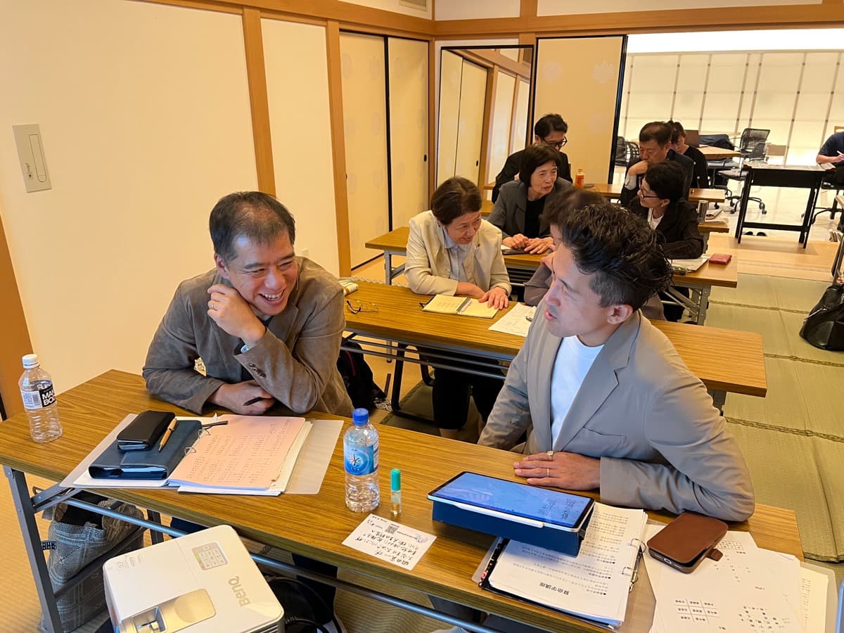 資料を前に、笑顔で言葉を交わす参加者たち